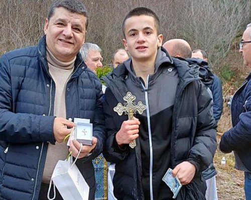 Златни кръстчета за уловилите разпятието на Богоявление в Струмяни