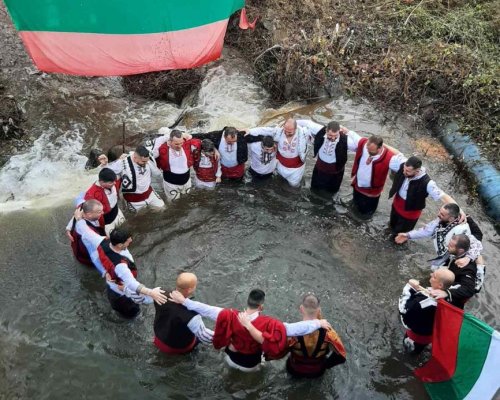 Мъжко хоро в село Полена на Богоявление