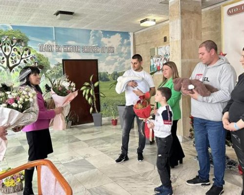 Подаръци за бебетата Виктор и Атанас в Петрич