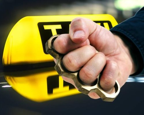 СТРАШЕН ЕКШЪН В БЛАГОЕВГРАД: Таксиджия смаза от бой клиент с бокс!