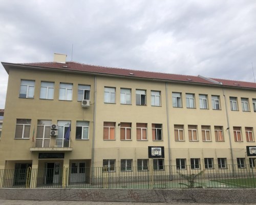 Заради натоварения трафик промениха дневното разписание на първолаците и второкласниците в благоевградските II и III ОУ