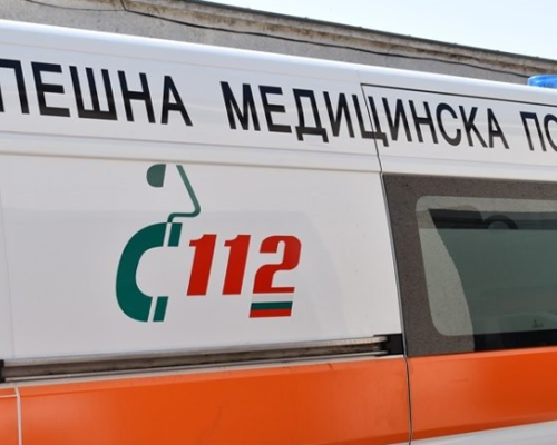 Три момичета ранени при удар на автобус в спрял камион в Кресна
