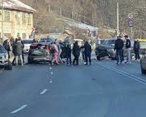 Тежка катастрофа край Владая, жена е заклещена в един от автомобилите