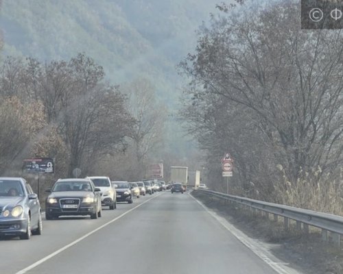 Колона от автомобили на пътя Симитли-Благоевград