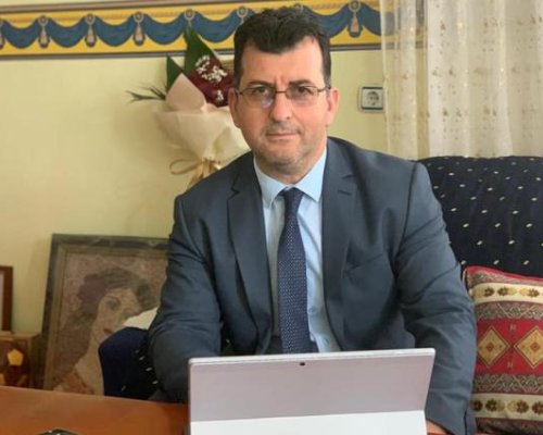 Евродепутатът А. Адемов пренаписа стихотворението Аз съм българче на Аз съм европейче и силен родител 1 ме е родил