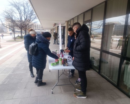 Доброволци стоплиха деня на благоевградчани с ароматен билков чай