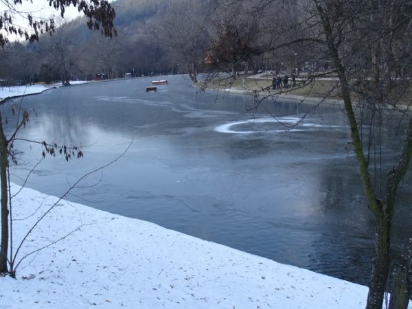 Езерото в парк Бачиново над Благоевград замръзна
