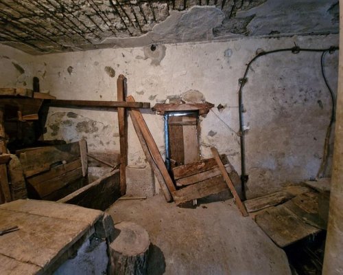 Воденица на повече от век все още мели брашно в петричко село