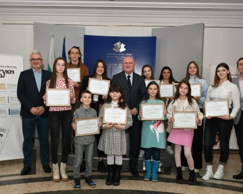 Двама млади фотографи от училището в село Брезница са сред най-добрите във фотоконкурса  Моето училище е най-хубавото