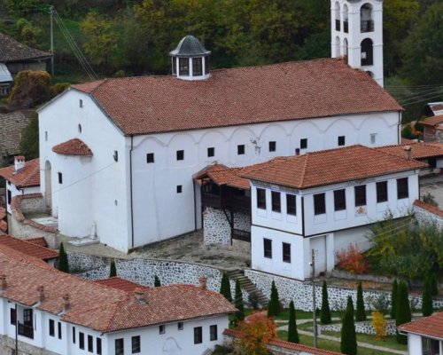 Каква е легендата за построяването на златната църква в село Тешово