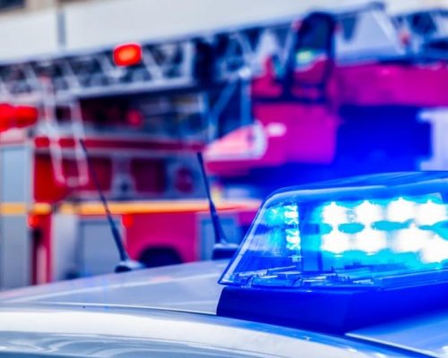 Брутална каскада: Водач се блъсна в дърво, след което се преобърна