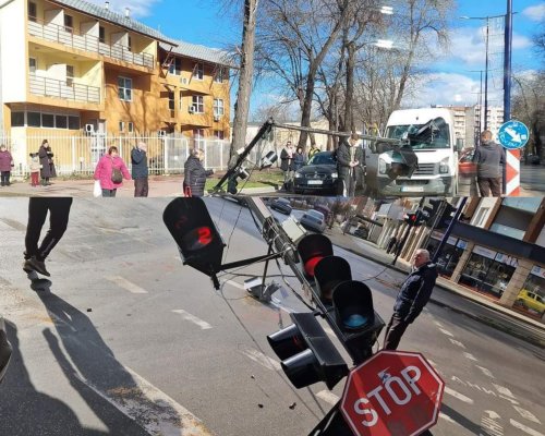 Светофар падна върху бус в Пазарджик