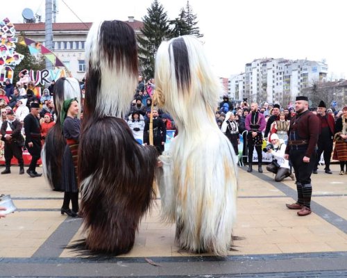 Бабугерите от Банско спечелиха златната маска на Международен фестивал на маскарадните игри Сурва 2024 в Перник