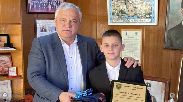 Кметът Владимир Москов връчи плакет на млад шампион по мотокрос