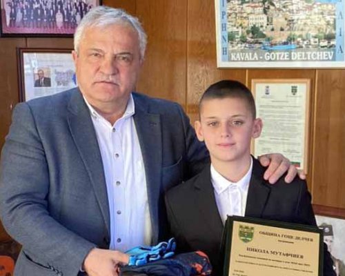 Кметът Владимир Москов връчи плакет на млад шампион по мотокрос