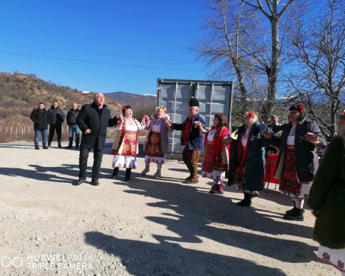 Кметът Николай Георгиев поведе хорото за Трифон Зарезан в Кресна