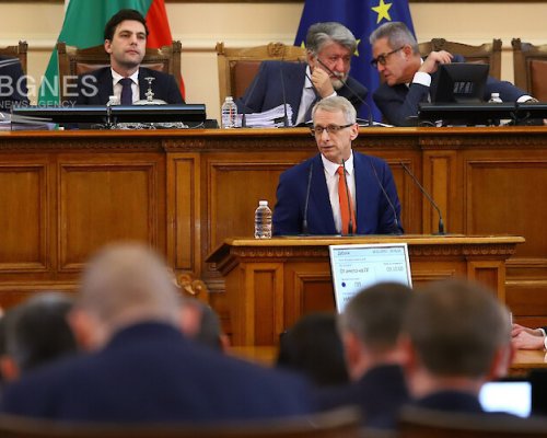 Премиерът Николай Денков и седем министри на петъчен парламентарен контрол в НС