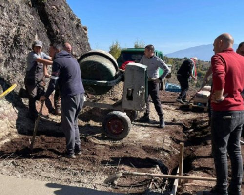 Два параклиса строят в Симитлийско