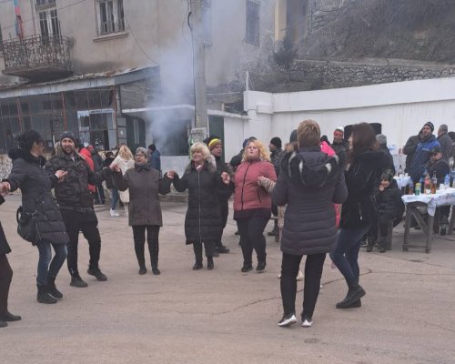 Хора, песни и руйно вино в чест на Свети Трифон в Симитлийско