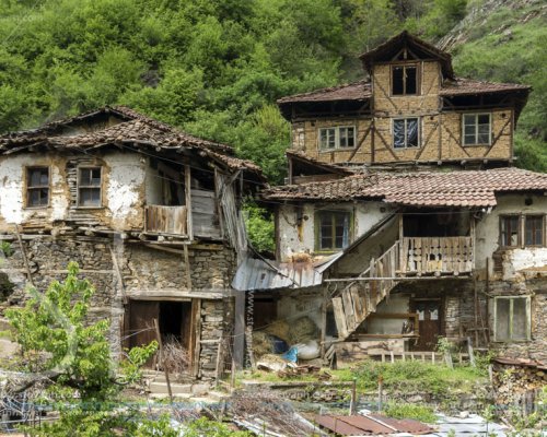 Змейовите къщи на село Пирин: Там змеят крадял моми и ги отвеждал в покоите си