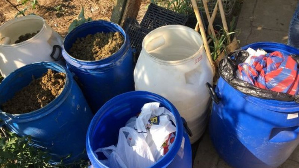 Ченгетата в Разлог откриха над 11 кг  канабис в бидони в разложкото село Елешница