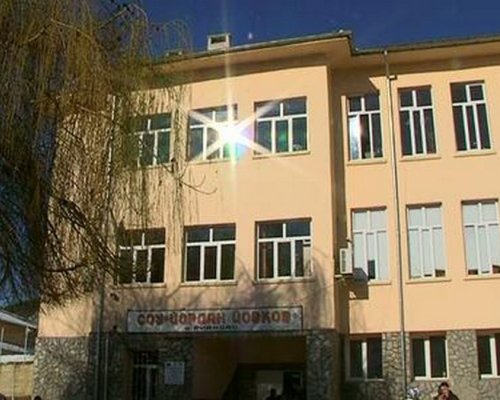 Учител удари родител с пергел по главата в училището в Рибново