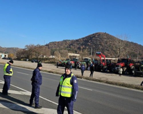 Земеделци излязоха на протест край Благоевград и в Кресна