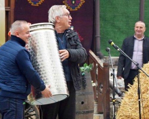 Короноваха Борислав Калвачев за Цар на виното в Мелник
