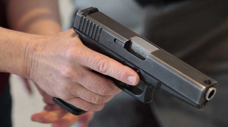Екшън: 43-годишен опря пистолет в главата на служителка в парти център в Сандански