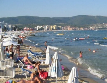 Барове и шатри за масажи напълниха плажа на Слънчака