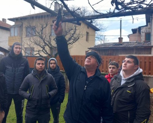 Учениците от ПГ по МСС гр. Разлог зарязаха лозята