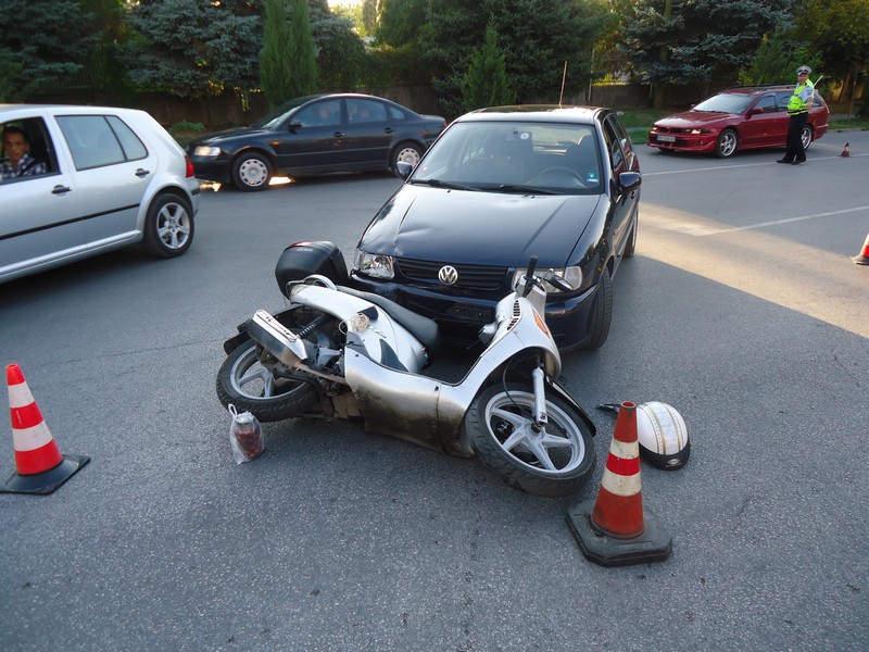 Лек автомобил Фолксваген Поло помете моторист със скутер в Благоевград