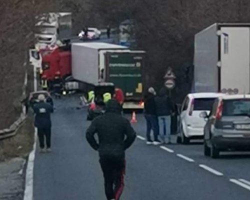 Катастрофа между ТИР и лек автомобил затвори Кресненското дефиле