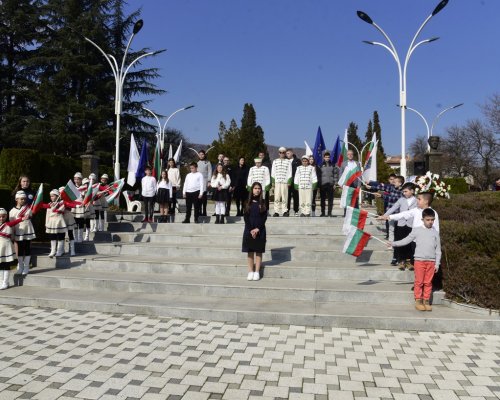 Десетки признателни жители на община Симитли сведоха глава пред живота и делото на великия Апостол на свободата-Васил Левски