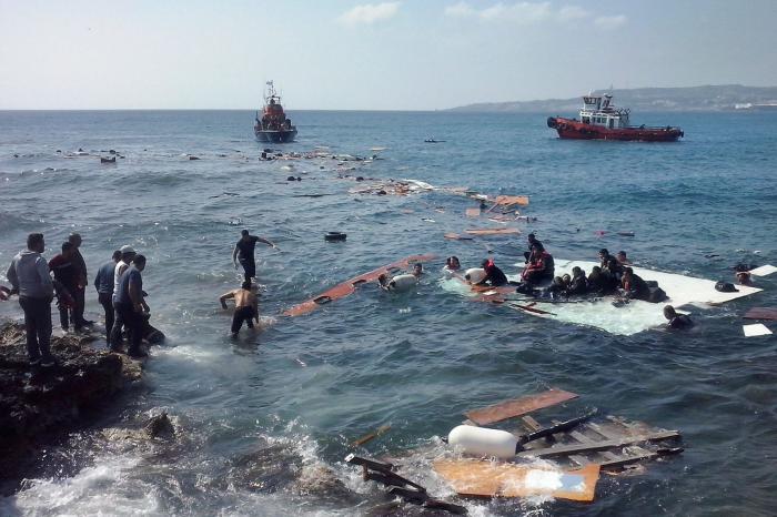 Лодки с 450 мигранти се преобърнаха в морето