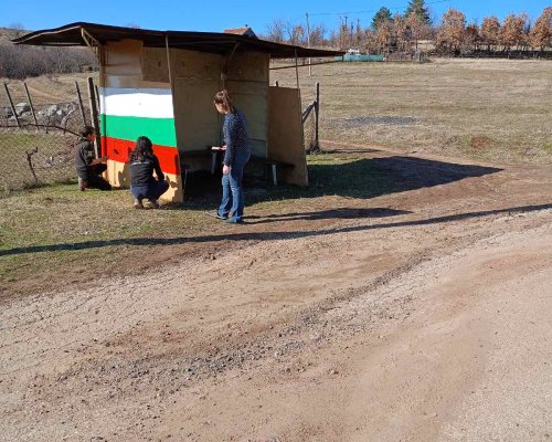 Трескава подготовка в село Ракитна за предстоящия национален празник 3-ти март