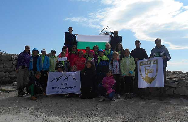 25 деца от петричкия клуб „Млад планинар“ покориха връх Мусала снимка 1