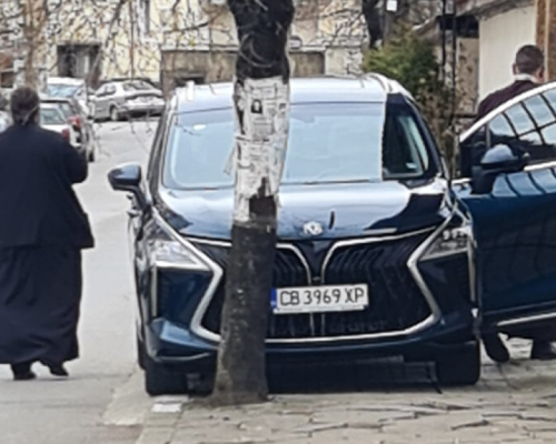 Свещеници паркират скъпи коли на тротоар в Кюстендил СНИМКИ