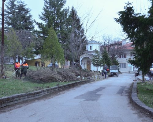 Продължава  облагородяването на двора на МБАЛ-Благоевград
