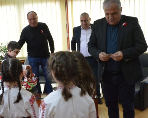 Деца закичиха с мартенички кмета Владимир Москов