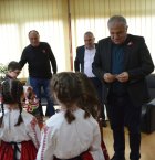 Деца закичиха с мартенички кмета Владимир Москов