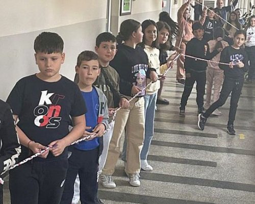 Четвъртокласници от Кресна оплетоха 55-метрова мартеница