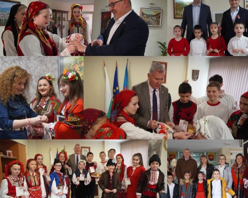 С пъстри мартеници, празнични песни, питка и наричания за здраве и късмет, деца и ученици зарадваха ръководството на Община Разлог