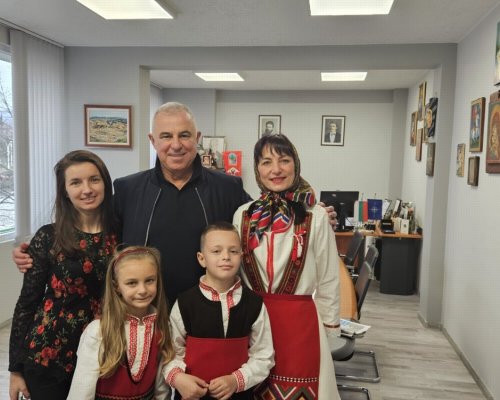 Баба Марта накичи за здраве и късмет кметът на община Симитли Апостол Апостолов и екипа му