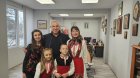 Баба Марта накичи за здраве и късмет кметът на община Симитли Апостол Апостолов и екипа му