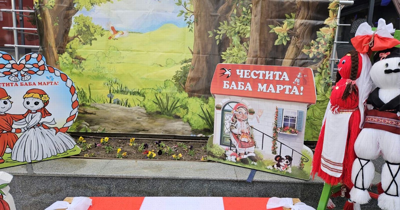 Баба Марта обагри Община Симитли с бели и червени цветове