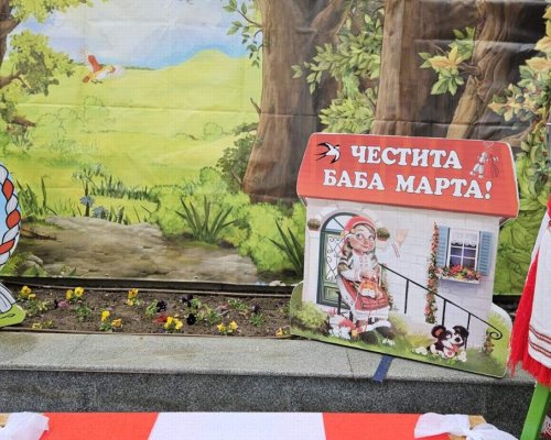Баба Марта обагри Община Симитли с бели и червени цветове