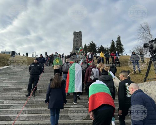 Стотици българи се събират край Паметника на свободата на връх Шипка