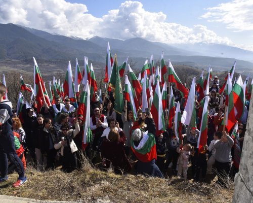 Стотици жители и гости на Симитли се поклониха пред паметника на загиналите герои на връх Кръста, край село Ракитна