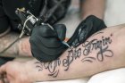 Над 90 от мастилата за татуировки съдържат химикали, които причиняват увреждане на органи